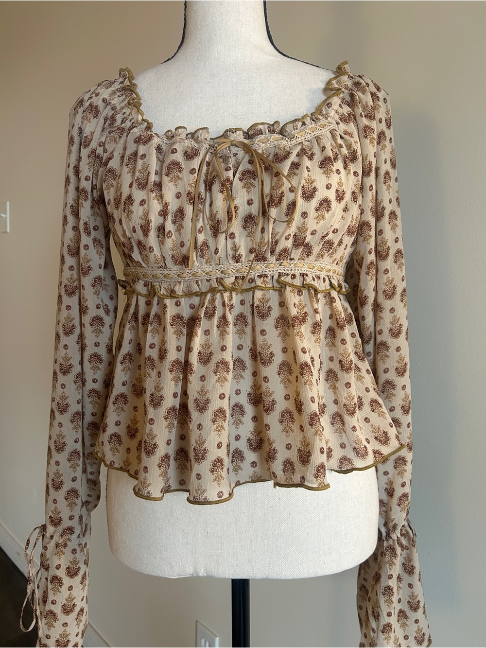 American Eagle Boho Peasant Blouse with Lace and Ribbon Detailing xs/s